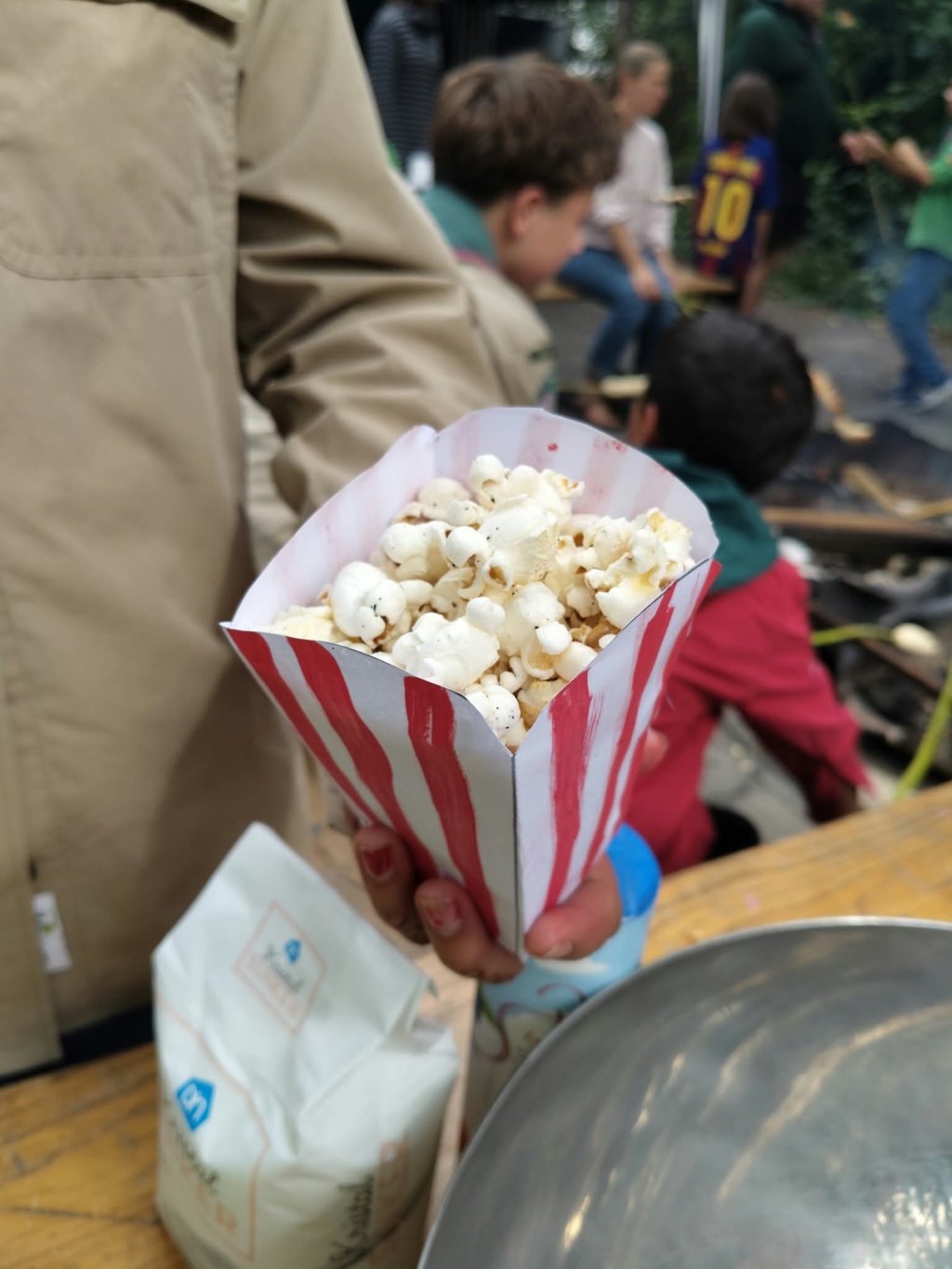 popcorn in zelf geknutseld bakje
