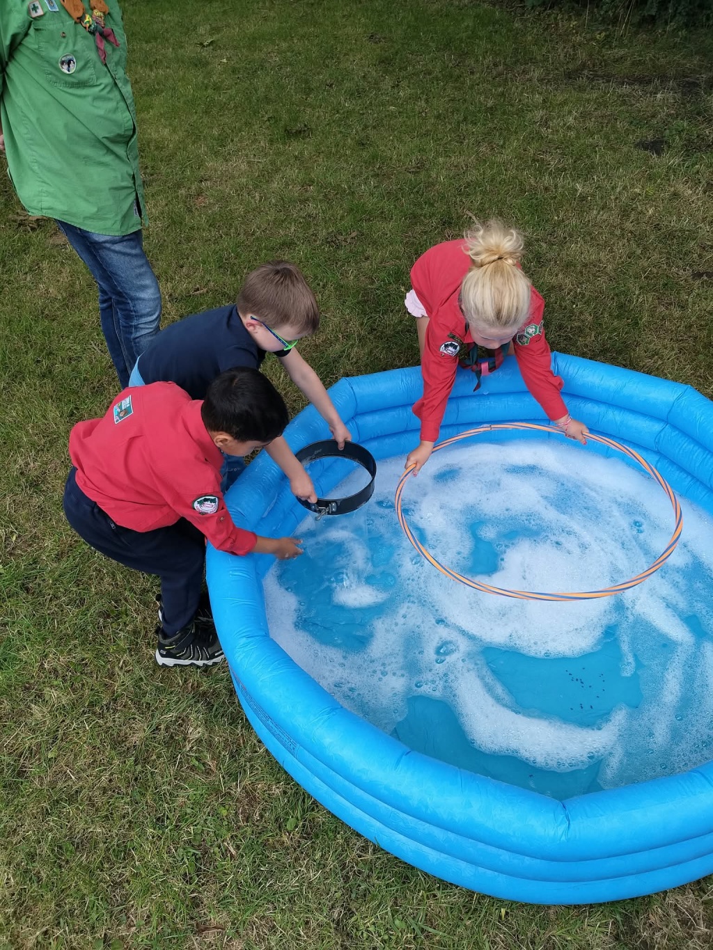 bevers met hoepel een bubbel maken