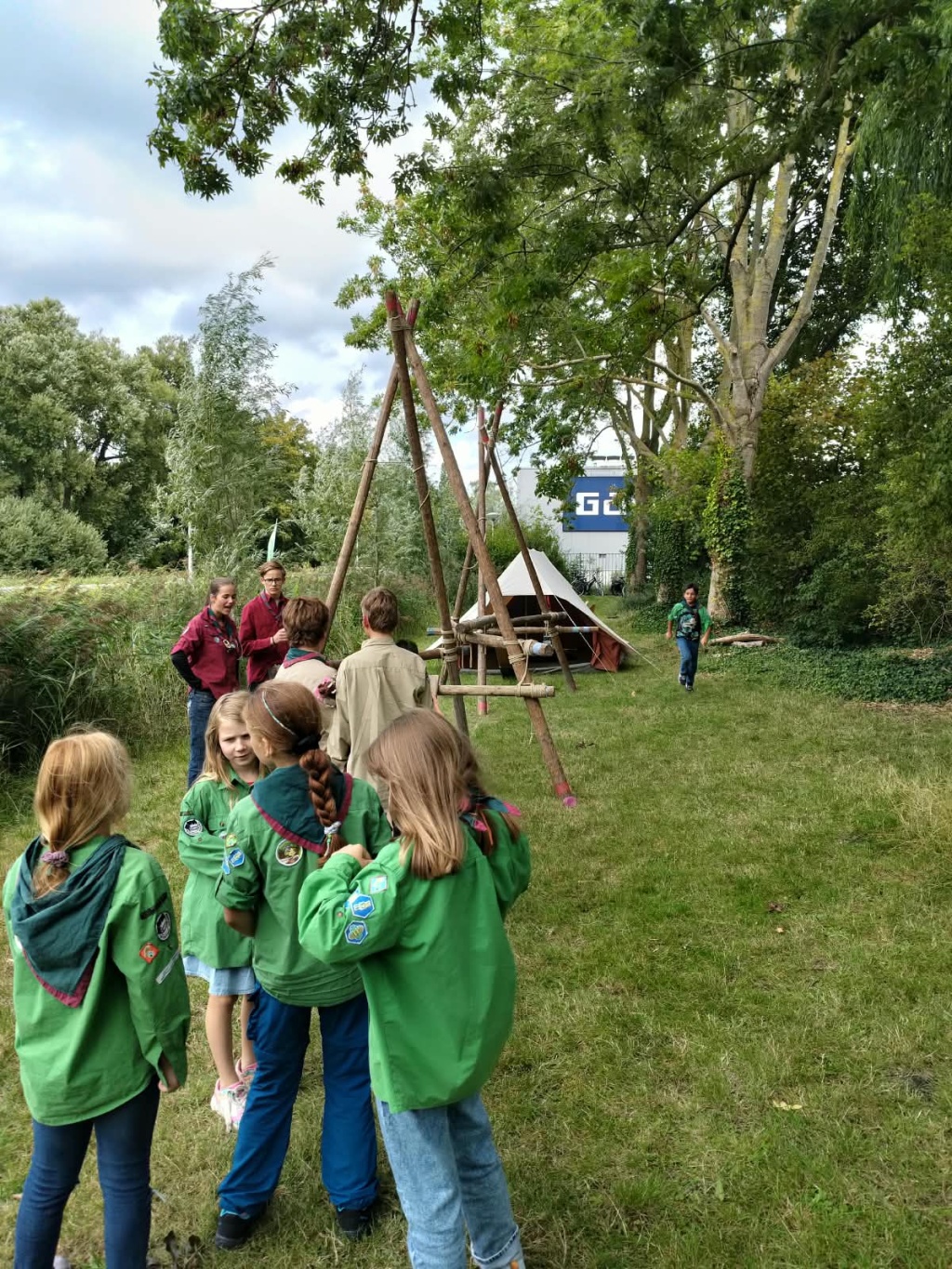 kinderen in de rij voor parcours