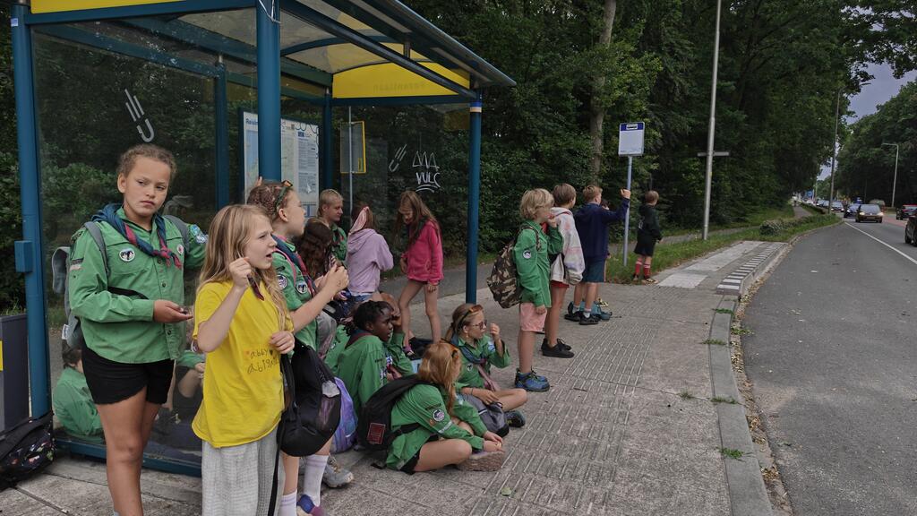 Zomerkamp wachten bij de bus welpen shantis 2026